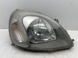 Gebruikte Koplamp rechts Toyota Yaris (P1) 1.3 16V VVT-i Prijs € 25,00 Margeregeling aangeboden door Autohandel & Demontage Weteringbrug