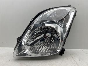 Gebruikte Koplamp links Suzuki Swift (ZA/ZC/ZD1/2/3/9) 1.3 VVT 16V Prijs € 50,00 Margeregeling aangeboden door Autohandel & Demontage Weteringbrug