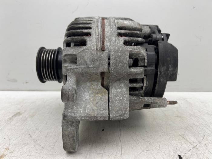 Gebruikte Dynamo Volkswagen Polo IV (9N1/2/3) 1.4 16V Prijs € 40,00 Margeregeling aangeboden door Autohandel & Demontage Weteringbrug