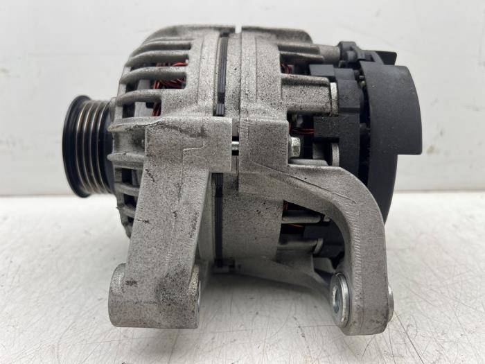 Gebruikte Dynamo Opel Corsa C (F08/68) 1.2 16V Twin Port Prijs € 50,00 Margeregeling aangeboden door Autohandel & Demontage Weteringbrug
