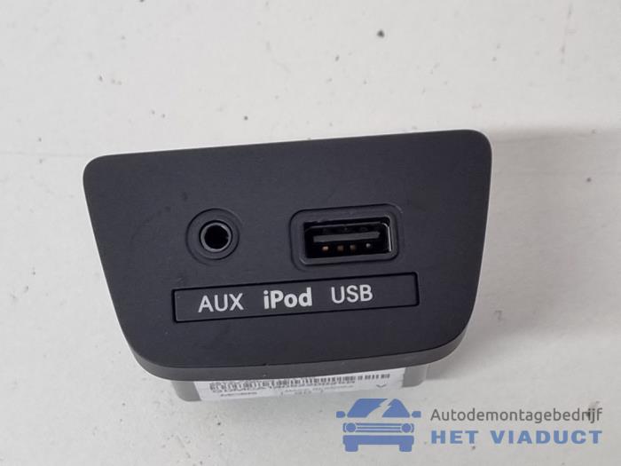 Gebruikte AUX/USB aansluiting Hyundai i30 (GDHB5) 1.4 16V Prijs € 30,00 Margeregeling aangeboden door Het Viaduct
