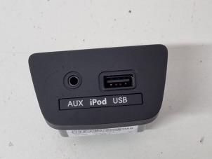 Gebruikte AUX/USB aansluiting Hyundai i30 (GDHB5) 1.4 16V Prijs € 30,00 Margeregeling aangeboden door Het Viaduct