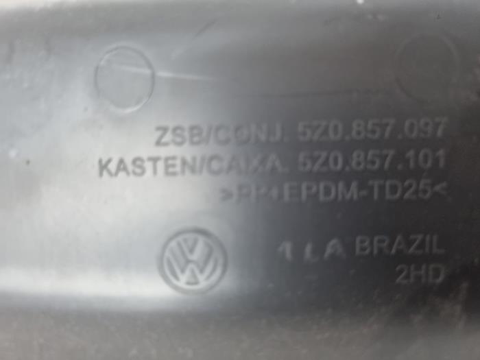Handschoenenkastje van een Volkswagen Fox (5Z) 1.2 2009