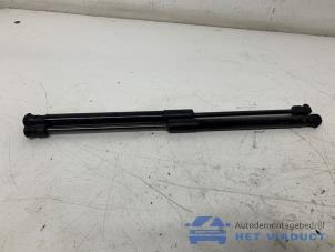 Gebruikte Set Gasdempers Achterklep Hyundai i10 1.2 16V Prijs € 30,00 Margeregeling aangeboden door Het Viaduct