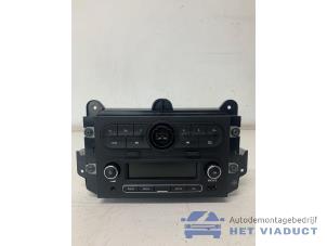 Gebruikte Radio Renault Twingo III (AH) 1.0 SCe 70 12V Prijs € 200,00 Margeregeling aangeboden door Het Viaduct