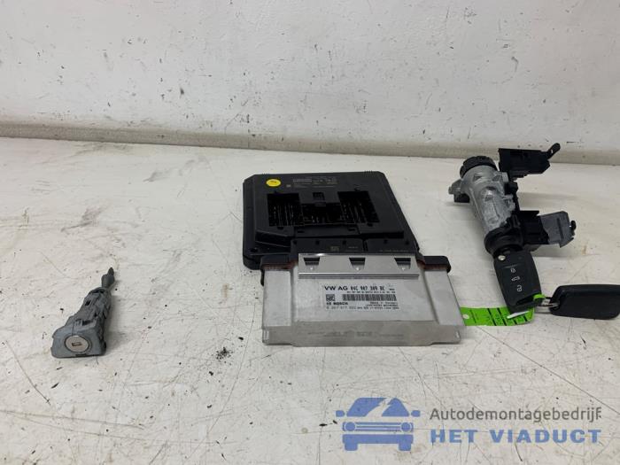 Gebruikte Contactslot + computer Volkswagen Polo VI (AW1) 1.0 MPi 12V Prijs € 400,00 Margeregeling aangeboden door Het Viaduct