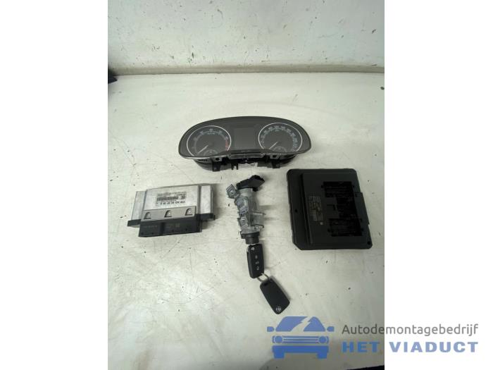Gebruikte Contactslot + computer Skoda Fabia III Combi (NJ5) 1.0 12V Greentech Prijs € 350,00 Margeregeling aangeboden door Het Viaduct