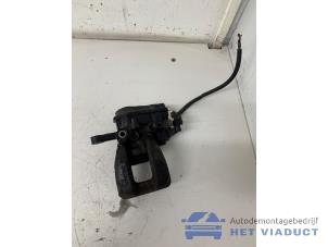 Gebruikte Remklauw (Tang) links-achter Opel Insignia Sports Tourer 2.0 CDTI 16V Prijs € 100,00 Margeregeling aangeboden door Het Viaduct