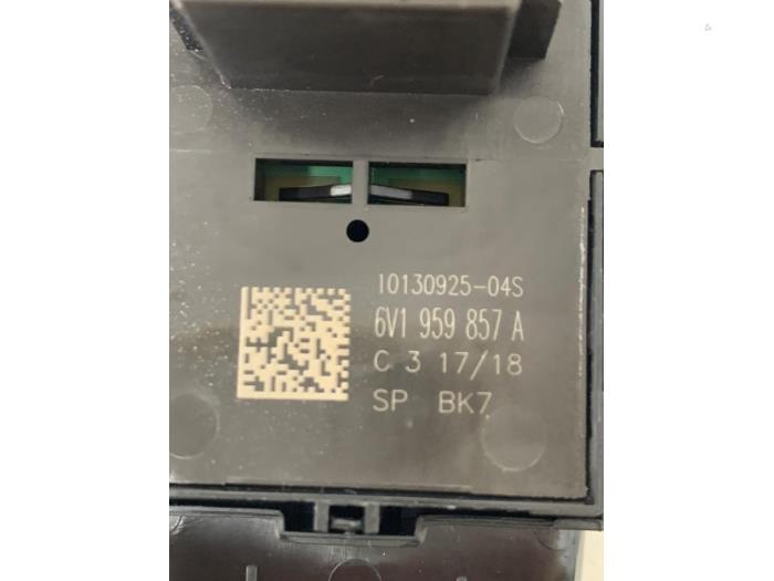 Schakelblok ruiten van een Skoda Fabia III (NJ3) 1.4 TSI 16V R5 Edition 2018