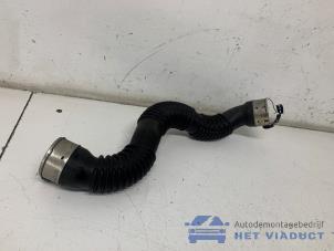 Gebruikte Intercooler Buis Mercedes CLA Shooting Brake (117.9) 1.6 CLA-180 16V Prijs € 25,00 Margeregeling aangeboden door Het Viaduct