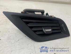 Gebruikte Luchtrooster Dashboard BMW 1 serie (F40) 118d 2.0 16V Prijs € 20,00 Margeregeling aangeboden door Het Viaduct