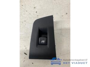 Gebruikte Ruit schakelaar elektrisch BMW 1 serie (F40) 118d 2.0 16V Prijs € 20,00 Margeregeling aangeboden door Het Viaduct