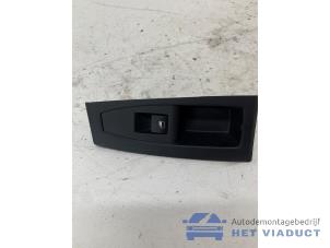 Gebruikte Ruit schakelaar elektrisch BMW 2 serie Gran Tourer (F46) 220dA xDrive 2.0 TwinPower Turbo 16V Prijs € 20,00 Margeregeling aangeboden door Het Viaduct