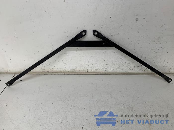Gebruikte Frontdeel steun BMW 3 serie Gran Turismo (F34) 320d 2.0 16V Prijs € 50,00 Margeregeling aangeboden door Het Viaduct