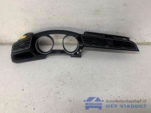 Gebruikte Dashboard deel Volkswagen Touran (5T1) 2.0 TDI 150 Prijs € 100,00 Margeregeling aangeboden door Het Viaduct