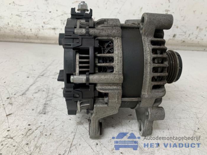Dynamo van een Mercedes-Benz A (177.0) 1.3 A-180 Turbo 16V 2019