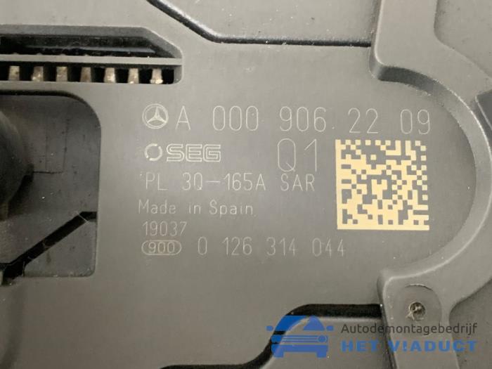 Dynamo van een Mercedes-Benz A (177.0) 1.3 A-180 Turbo 16V 2019