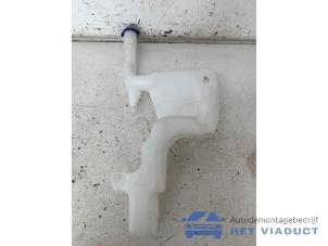 Gebruikte Ruitensproeiertank voor Ford B-Max (JK8) 1.0 EcoBoost 12V 100 Prijs € 30,00 Margeregeling aangeboden door Het Viaduct