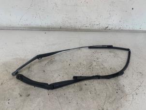 Gebruikte Ruitenwisserarm set Renault Captur (2R) 0.9 Energy TCE 12V Prijs € 40,00 Margeregeling aangeboden door Het Viaduct