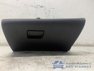 Gebruikte Dashboardkastje Opel Astra J Sports Tourer (PD8/PE8/PF8) 1.6 CDTI 16V Prijs € 40,00 Margeregeling aangeboden door Het Viaduct