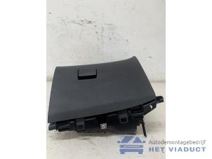 Gebruikte Dashboardkastje Opel Astra J Sports Tourer (PD8/PE8/PF8) 1.6 CDTI 16V Prijs € 40,00 Margeregeling aangeboden door Het Viaduct