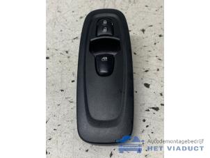 Gebruikte Schakelaar Elektrisch Raam Renault Kadjar (RFEH) 1.2 Energy TCE 130 Prijs € 20,00 Margeregeling aangeboden door Het Viaduct