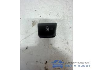 Gebruikte Centrale deurvergrendeling Schakelaar Peugeot 208 I (CA/CC/CK/CL) 1.2 Vti 12V PureTech Prijs € 10,00 Margeregeling aangeboden door Het Viaduct