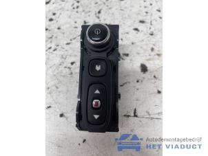 Gebruikte Bediening boordcomputer Renault Captur (2R) 1.2 TCE 16V EDC Prijs € 25,00 Margeregeling aangeboden door Het Viaduct