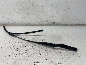 Gebruikte Ruitenwisserarm voor Renault Captur (2R) 1.2 TCE 16V EDC Prijs € 20,00 Margeregeling aangeboden door Het Viaduct