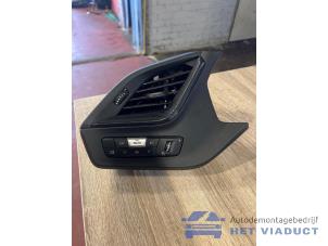 Gebruikte Luchtrooster Dashboard BMW M135 (F40) M135i xDrive 2.0 TwinPower 16V Prijs € 125,00 Margeregeling aangeboden door Het Viaduct