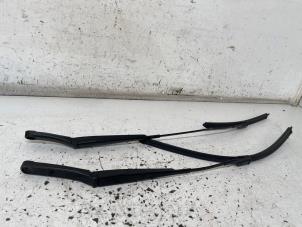 Gebruikte Ruitenwisserarm set Seat Leon (5FB) 1.6 TDI 16V Prijs € 25,00 Margeregeling aangeboden door Het Viaduct