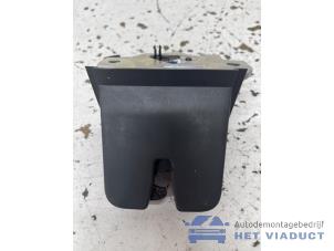 Gebruikte Slotmechaniek Achterklep Skoda Kamiq 1.5 TSI 16V Prijs € 40,00 Margeregeling aangeboden door Het Viaduct