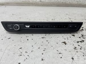 Gebruikte Radiobedienings paneel BMW 1 serie (F40) 118d 2.0 16V Prijs € 70,00 Margeregeling aangeboden door Het Viaduct