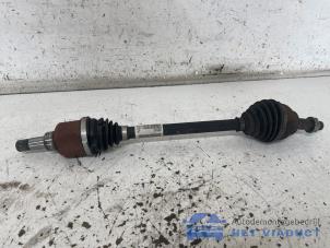 Gebruikte Aandrijfas links-voor Opel Crossland (X) 1.2 12V Prijs € 90,00 Margeregeling aangeboden door Het Viaduct