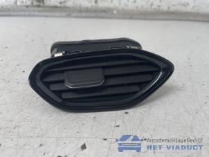 Gebruikte Luchtrooster Dashboard Opel Crossland (X) 1.2 12V Prijs € 15,00 Margeregeling aangeboden door Het Viaduct