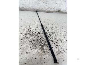 Gebruikte Gasdemper Motorkap links Opel Crossland (X) 1.2 12V Prijs € 20,00 Margeregeling aangeboden door Het Viaduct