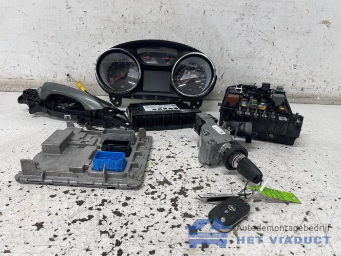 Gebruikte Kontaktslot + computer Opel Astra K Sports Tourer 1.2 Turbo 12V Prijs € 700,00 Margeregeling aangeboden door Het Viaduct
