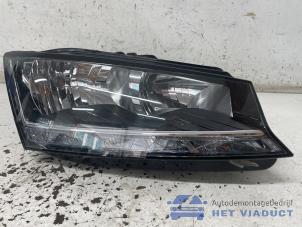 Gebruikte Koplamp rechts Skoda Fabia III Combi (NJ5) 1.0 TSI 12V Prijs € 445,00 Margeregeling aangeboden door Het Viaduct