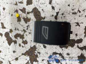 Gebruikte Ruit schakelaar elektrisch Ford Fiesta 6 (JA8) 1.0 SCI 12V 80 Prijs € 10,00 Margeregeling aangeboden door Het Viaduct