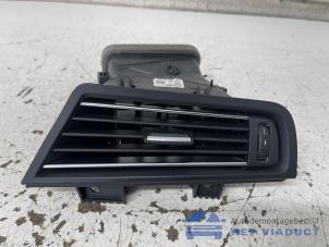 Gebruikte Luchtrooster Dashboard BMW 5 serie (F10) 520i 16V Prijs € 20,00 Margeregeling aangeboden door Het Viaduct