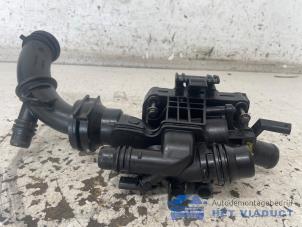 Gebruikte Thermostaathuis Peugeot 308 SW (L4/L9/LC/LJ/LR) 1.5 BlueHDi 100 Prijs € 60,00 Margeregeling aangeboden door Het Viaduct