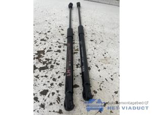 Gebruikte Set Gasdempers Achterklep Hyundai i10 1.0 12V Prijs € 30,00 Margeregeling aangeboden door Het Viaduct