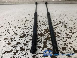 Gebruikte Set Gasdempers Achterklep Opel Astra K 1.0 Turbo 12V Prijs € 20,00 Margeregeling aangeboden door Het Viaduct