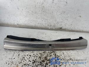 Gebruikte Afdekking slotvanger achter Audi A4 Avant (B9) 2.0 TDI Ultra 16V Prijs € 20,00 Margeregeling aangeboden door Het Viaduct