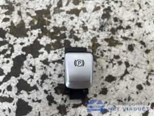 Gebruikte Schakelaar handrem Mercedes C Estate AMG (S205) C-43 AMG 3.0 V6 24V Turbo 4-Matic Prijs € 15,00 Margeregeling aangeboden door Het Viaduct