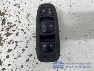 Gebruikte Schakelblok ruiten Renault Kadjar (RFEH) 1.2 Energy TCE 130 Prijs € 40,00 Margeregeling aangeboden door Het Viaduct