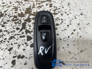 Gebruikte Raam schakelaar elektrisch Renault Kadjar (RFEH) 1.2 Energy TCE 130 Prijs € 20,00 Margeregeling aangeboden door Het Viaduct