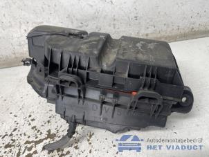 Gebruikte Luchtfilterhuis Peugeot 2008 (CU) 1.5 BlueHDi 100 Prijs € 40,00 Margeregeling aangeboden door Het Viaduct