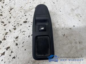 Gebruikte Schakelaar Elektrisch Raam Citroen Jumpy (G9) 2.0 HDiF 16V 125 Prijs € 10,00 Margeregeling aangeboden door Het Viaduct