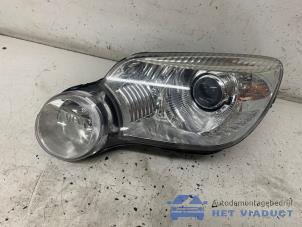 Gebruikte Koplamp links Skoda Yeti (5LAC) 1.2 TSI 16V Prijs € 500,00 Margeregeling aangeboden door Het Viaduct